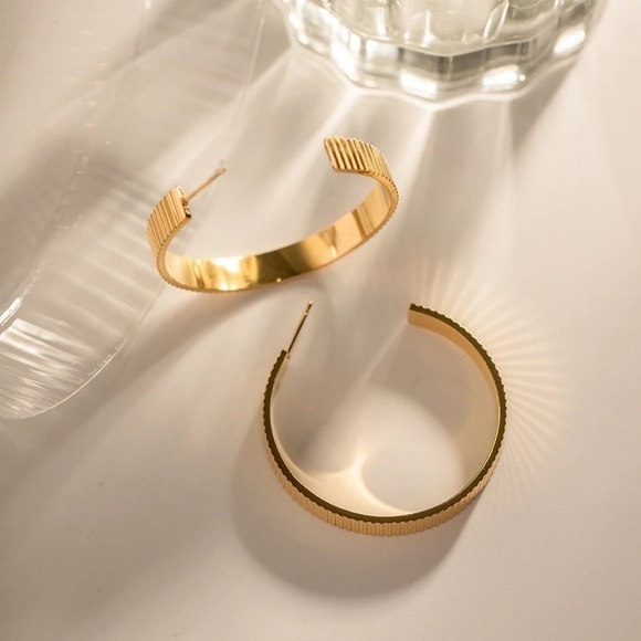 18K Gold Plated *Classic Texture* Large Hoop Earrings - Picture 8 of 10